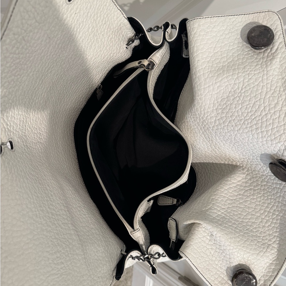 Elegant White Leather Handbag - Picture 3 of 3